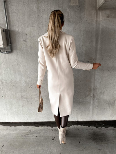 MONIQUE – ELEGANTE DUBBELKNOOPS LANGE MANTEL