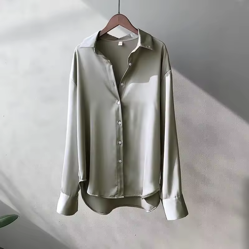 LISA – DE ELEGANTE ZIJDEZACHTE BLOUSE